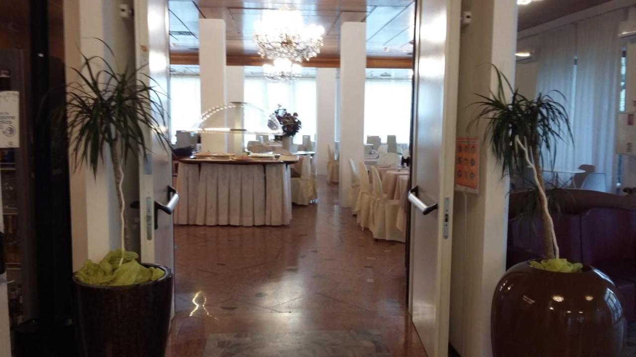 Hotel Spiaggia Marconi Rimini Bagian luar foto